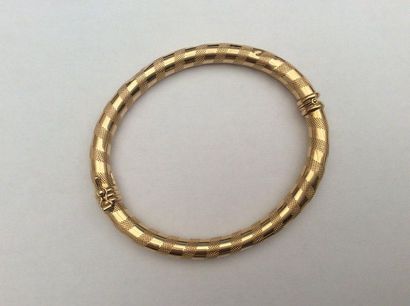 null BRACELET JONC Or jaune 18K (750 millièmes) gravé d'un ruban guilloché.
Poids:...