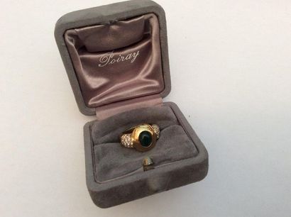 null BAGUE - Attribuée à POIRAY Or jaune 18K (750 millièmes) ornée d'une émeraude...