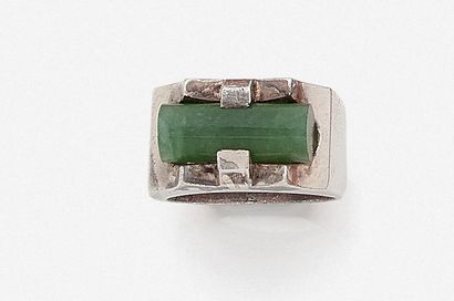 null BAGUE - JEAN DESPRÉS Argent, de forme géométrique, retenant un cylindre en jade.
Signée.
Tour...