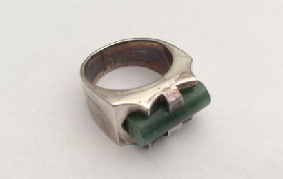 null BAGUE - JEAN DESPRÉS Argent, de forme géométrique, retenant un cylindre en jade.
Signée.
Tour...