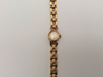 null MONTRE DE DAME - OMÉGA Or jaune 18K (750 millièmes), boîtier circulaire à index...