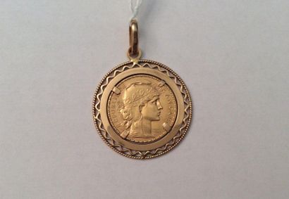 null PIÈCE MONTÉE EN PENDENTIF Pièce de 20 francs or, 1908, montée en pendentif.
Poids:...