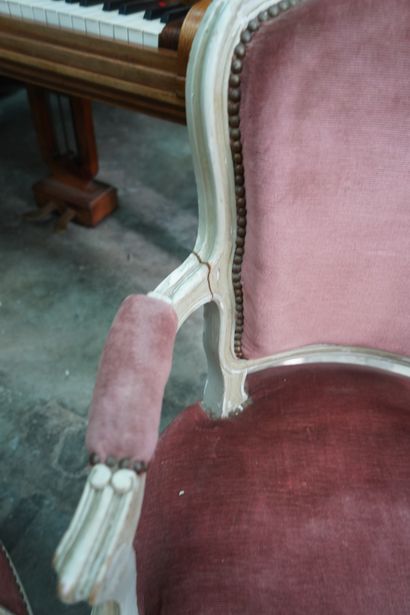 null Paire de fauteuils en bois laqué blanc, mouluré et sculpté de fleurettes, pieds...