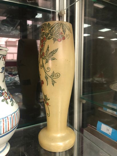null Vase de forme ovoïde en verre à décor floral sur fond jaune dans le goût de...