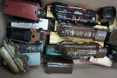 null Réunion de jouets anciens en tôle peinte comprenant principalement des locomotives...