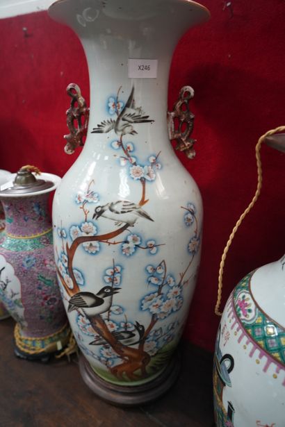 null Quatre vases en porcelaine émaillée polychrome à décor d'oiseaux branchés, caractères...