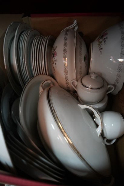 null Rèunion de parties de service de table en porcelaine, céramiques diverses. Accidents...