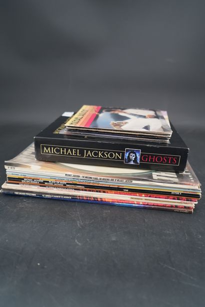 null MICHAEL JACKSON, Réunion de disques vinyles 33T et 45T.