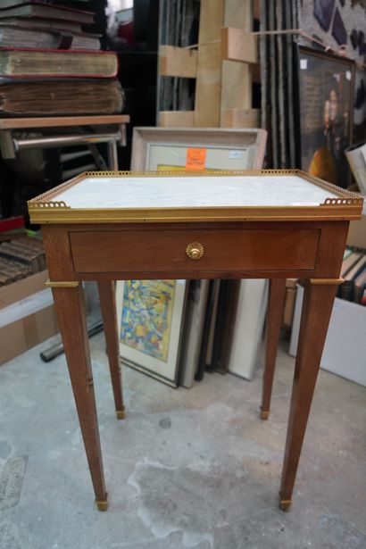 null M. RINCK, petite table basse rectangulaire en bois vernis, ouvrant à un tiroir...