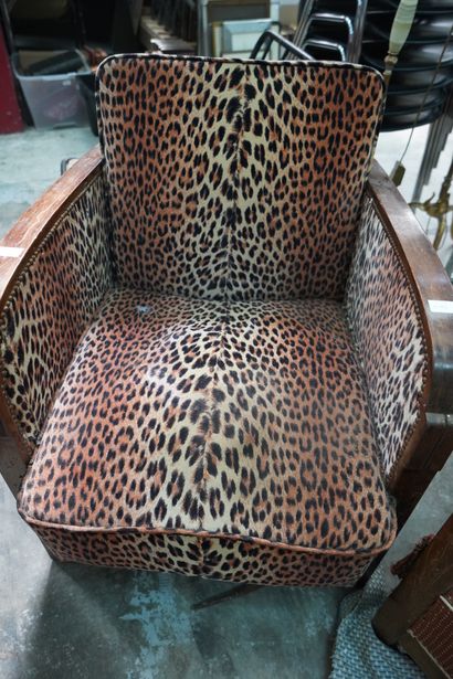 null Deux fauteuils club en bois courbé, l'un tissu léopard, l'autre tissu rouge....