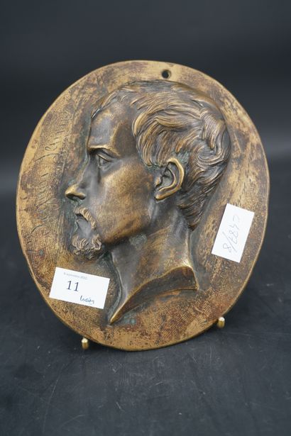 null ECOLE MODERNE, Profil d'homme, médaillon en bronze patiné portant une inscription...
