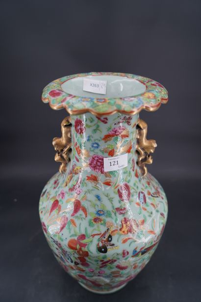 null Paire de vases en porcelaine émaillée polychrome à décor floral, papillons et...