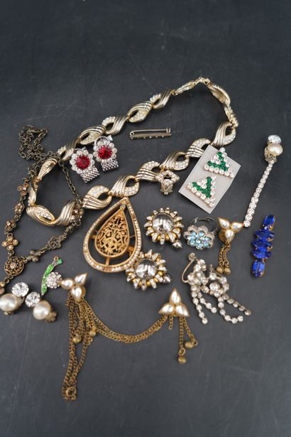 null Fort lot de bijoux vintage ornés de strass : colliers, boucles d'oreilles, boutons...