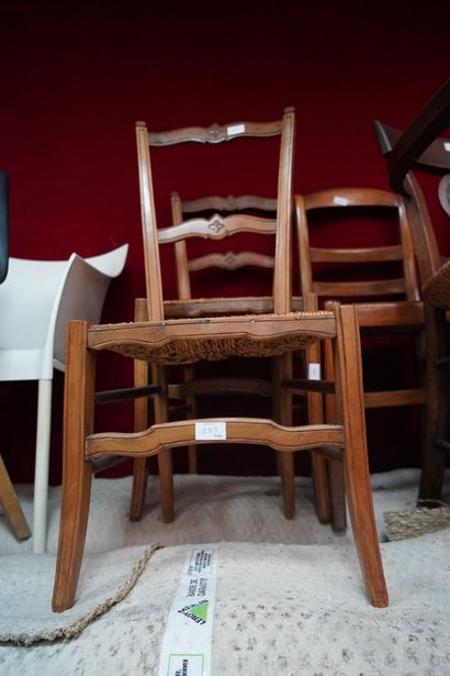 null 5 chaises paillées en bois naturel mouluré. On joint un fauteuil paillé en bois...