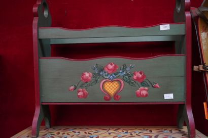 null Réunion de meubles en bois peint à décor floral comprenant quatre étagères,...