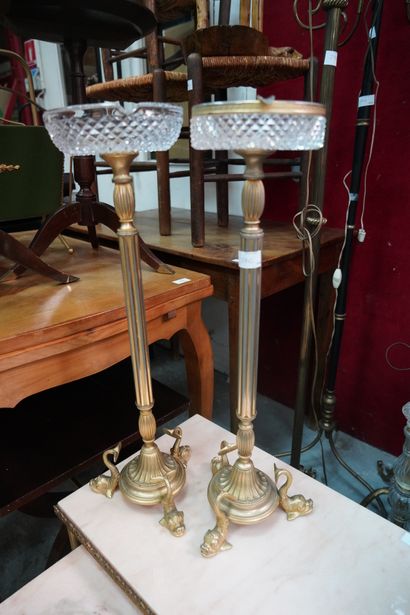 null Quatre lampadaires tripodes en métal doré et verre ; deux cendriers sur pieds...