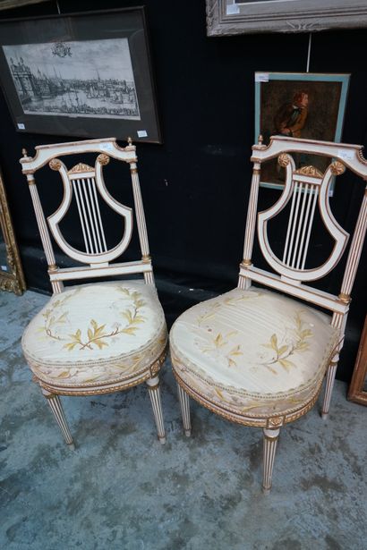 null GOUFFE, Paire de chaises en bois peint crème et doré, à dossier ajouré de lyre,...