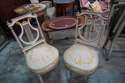 null GOUFFE, Paire de chaises en bois peint crème et doré, à dossier ajouré de lyre,...