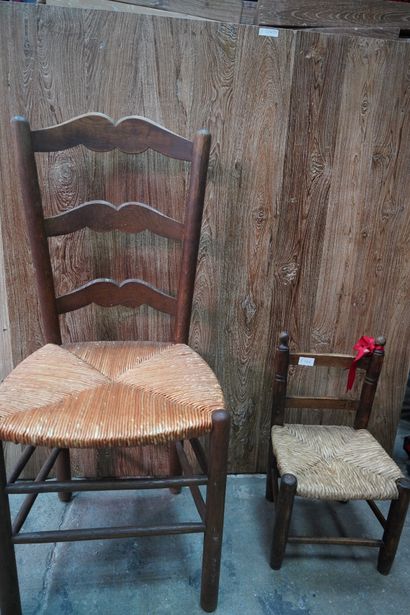 null Deux tables en bois naturel ; deux chaises et un tabouret paillés ; deux guéridons...