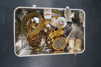 null Ensemble de bijoux en métal doré comprenant : broches ; bracelets ; collier...