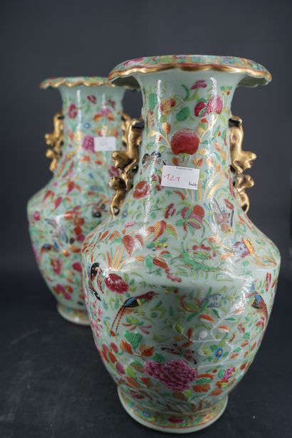 null Paire de vases en porcelaine émaillée polychrome à décor floral, papillons et...