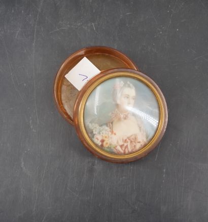 null Boîte circulaire en écaille, ornée d'une miniature figurant une élégante. XIXe...