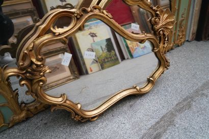 null Paire de miroirs de forme mouvementée en bois doré à décor de coquilles. On...