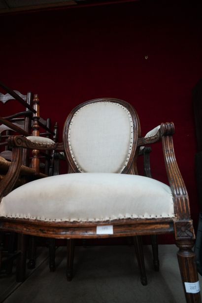 null Paire de fauteuils médaillon en bois mouluré, teinté. Style Louis XVI. On joint...