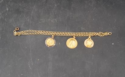 null Bijoux en or 18k (750) formé d'une chaîne soudée retenant trois médailles :...