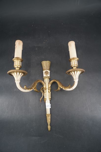 null Paire d'appliques à deux lumiéres en métal doré et laqué blanc style Louis XVI....