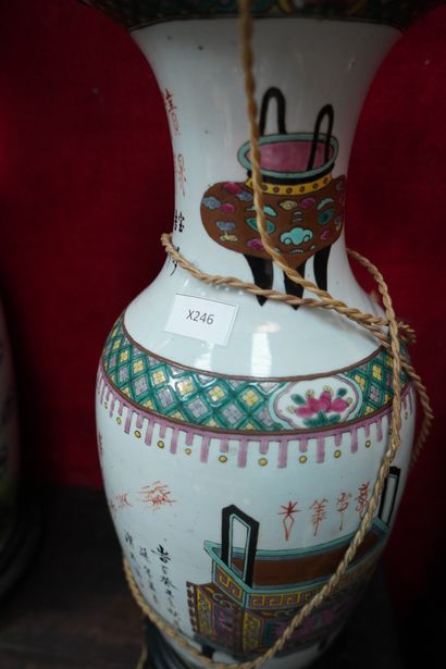 null Quatre vases en porcelaine émaillée polychrome à décor d'oiseaux branchés, caractères...
