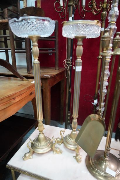 null Quatre lampadaires tripodes en métal doré et verre ; deux cendriers sur pieds...