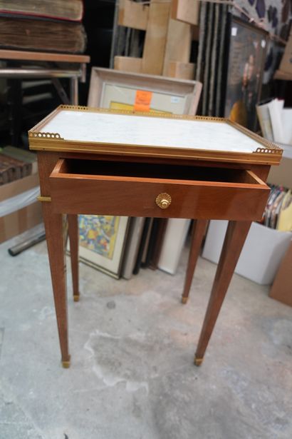 null M. RINCK, petite table basse rectangulaire en bois vernis, ouvrant à un tiroir...