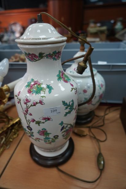 null Deux vases en céramique émaillée polychrome à décor floral, montés en lampe