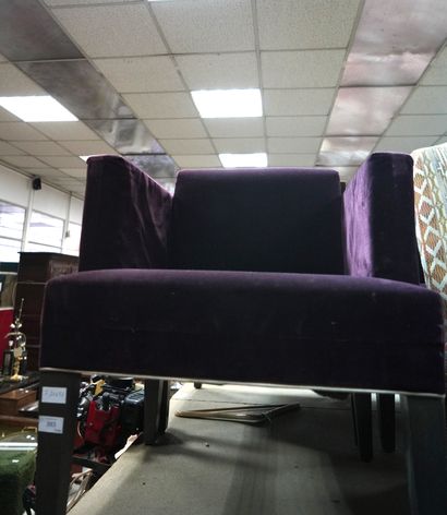 null *Suite de trois fauteuils garniture de tissu violet sur pieds gaines en bois...