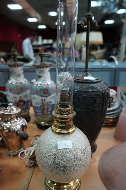 null Un vase monté en lampe en bronze patiné à décor en relief de caractères chinois,...