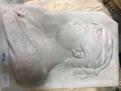 null JOURNES, Sujet sculpté en marbre de Carrare figurant en bas-relief un profil...