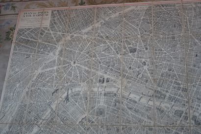 null georges peltier.巴黎的平面图，巴黎所有街道、房屋和艺术珍品的高程艺术复制品。巴黎，Blondel La Rougery，无日期（1920）。在50个部分安装在画布上并折叠，形成一个140...