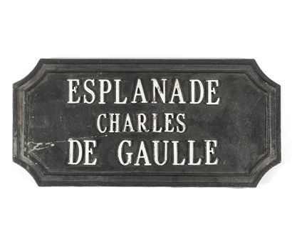  PLAQUE NOMINATIVE DE L’ "ESPLANADE CHARLES DE GAULLE" 
Fonte de fer, de forme rectangulaire,...