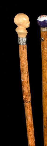  手杖 电木质地的把手代表一个微笑的孩子的半身像。 
戒指为镀银金属，有叶子的装饰。在藤条中的轴。 
C.1930. 
长度：88.7厘米。总长度：88.7厘米...