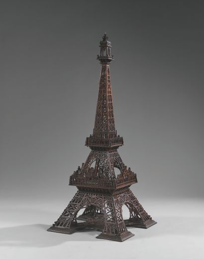 埃菲尔铁塔，世界博览会，1889年 
美丽的切割木模型，着色的桃花心木。 
有镂空的格子装饰，镂空的多叶图案。...