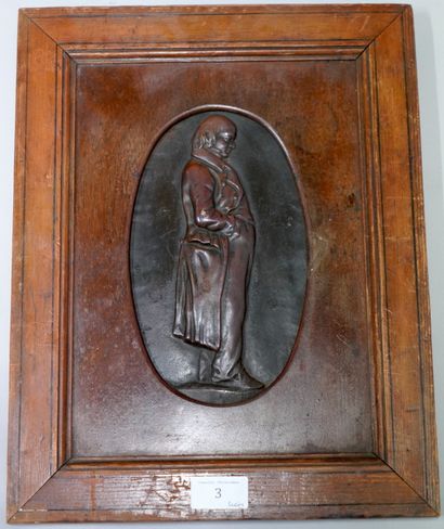 null 19世纪上半叶的法国病人

穿着连衣裙的皮埃尔-让-德-贝朗热的侧面照

椭圆形的铜制浮雕，带有褐色的铜锈。

矩形框架的Pitchpin。

视图：21...