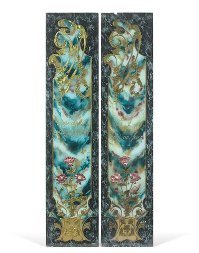 null L'ASSIETTE AU BEURRE "餐厅的外部装饰 - 一套10个面板 彩绘和镀金玻璃，垂直形式，表现冬青树枝和玫瑰的叶子，在大理石底的储备。九块板：166...