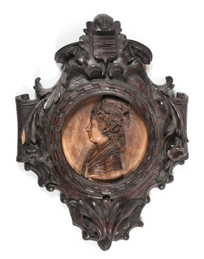 null 19世纪法国学校

穿着带鸡冠花的夏洛特的革命妇女形象

石膏板拍打的奖章。

半身像下标有 "BINARO Fait le 26 prairial -...