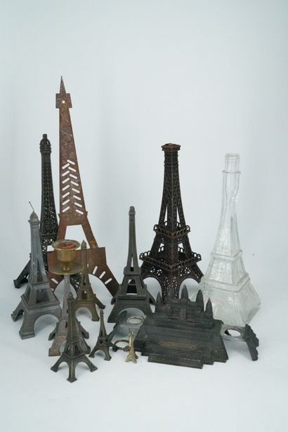 与埃菲尔铁塔有关的物体会议 
- 九座埃菲尔铁塔 
八个金属模型，一个玻璃瓶。 
缺少瓶子的盖子。...