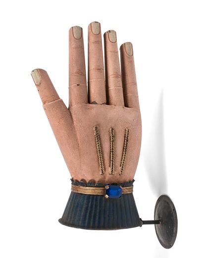null 一个巴黎手套制造商的标志

多色涂装的金属板，用蓝色划痕

蓝色的玻璃。

c. 1900.

49.5 x 26.5 x 16厘米。

水平金属安装...