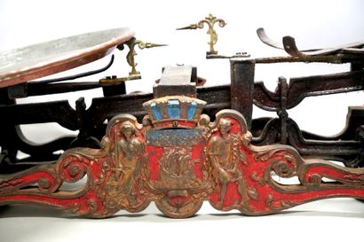 null 巴黎市场的屠夫规模

铸铁的红色油漆，正面装饰着巴黎的武器，上面有镂空的叶卷和牛头。

托盘不见了。附有一个铜制蛋盘。

19世纪下半叶。

27,5...