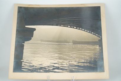 null 罗杰-卡汉(1913-1987)

塞纳河上的桥，约1930年

该时期的银质印刷品，在支架上签名。

37.5 x 48厘米。