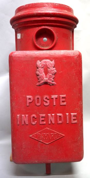  消防站前 
铸铁，涂成红色，呈长方形 
形状，上面有一个圆筒，上面写着 
"消防站 "的头顶是一顶桂冠。 
创始人Établissements Veuve Jh...