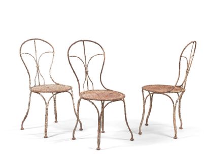 让-米歇尔-弗兰克(1895-1941) 
三套花园椅 
锻铁涂成白色，背部是蜿蜒的茎，中间打了结，圆形的座椅底部是金属板。...